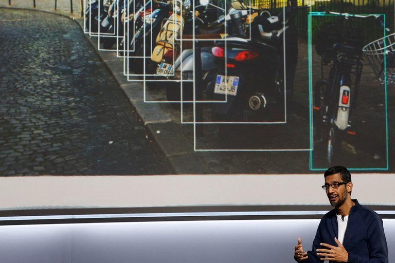 Sundar Pichai กำลังพูดถึงการจดจำลักษณะของวัตถุในงานเปิดตัวที่ San Francisco CreditStephen Lam/Reuters 
